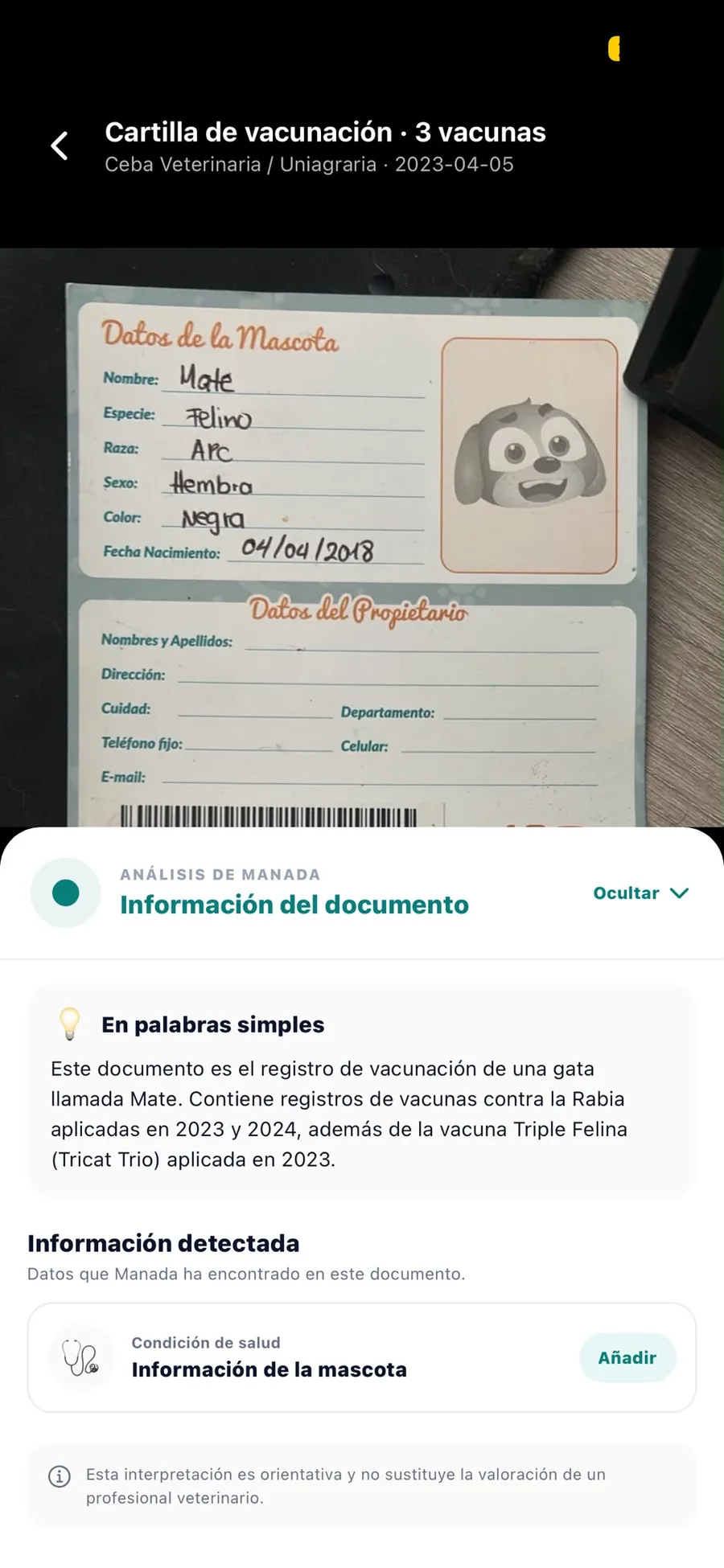 Foto de una cartilla de vacunación física siendo escaneada en manada